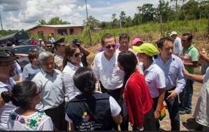 Las autoridades anunciaron las compensaciones durante un encuentro con los afectados en Sucumb&iacute;os. Foto: Cortes&iacute;a / Canciller&iacute;a