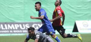 El mediocampista del Delf&iacute;n, Bryan O&ntilde;a (azul), anota el &uacute;nico tanto del encuentro ante Deportivo Cuenca. Desde el c&eacute;sped, H&aacute;milton Piedra observa la jugada.   