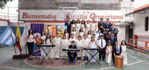 En la imagen aparecen los integrantes del grupo de estudiantes que conforman el coro y la banda musical de la instituci&oacute;n educativa.