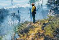 El Cuerpo de Bomberos de Quito controló las llamas en el sector de la Roldós. 