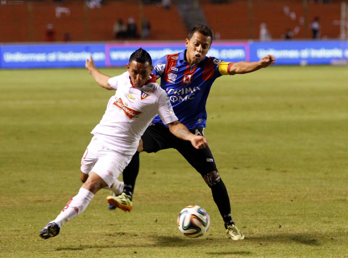 &Eacute;dison Vega (d.), capit&aacute;n del equipo, se&ntilde;al&oacute; que esta semana deber&iacute;an pagarle un mes del salario atrasado. Foto: API