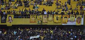 Los aficionados de la Sur Oscura colgaron banderas dedicadas a sus compa&ntilde;eros que fallecieron en Per&uacute;, tras alentar a su equipo en Lima.