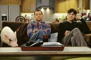 Jon Cryer y Ashton Kutcher, en una escena de la serie &lsquo;Dos hombres y medio&rsquo;.