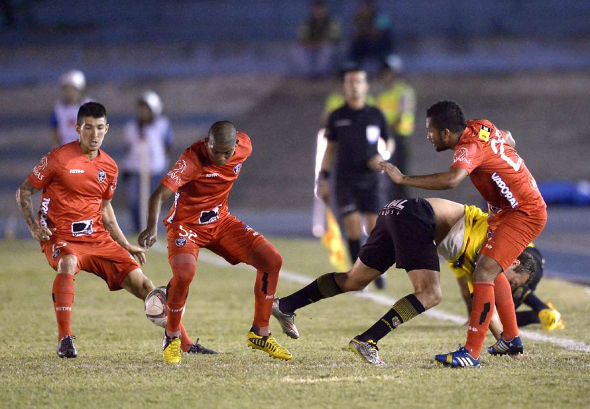 Hasta tres jugadores de River Ecuador marcaron a Brahian Alem&aacute;n cuando ten&iacute;a la pelota en su poder. Foto: Jos&eacute; Mor&aacute;n / El Tel&eacute;grafo