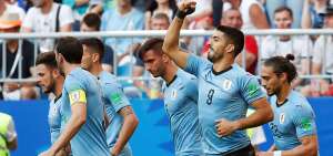 El delantero Luis Su&aacute;rez celebra el primer gol del equipo uruguayo en el partido ante Rusia.