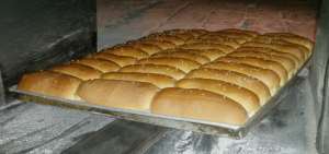 Un madero de 2 metros de largo se utiliza para ingresar la plancha con la masa que luego se convierte en pan. Hacerlo demanda m&aacute;s dedicaci&oacute;n.