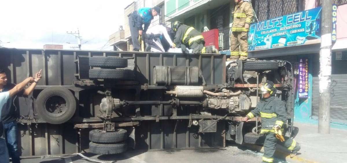 Volcamiento de un cami&oacute;n dej&oacute; 6 personas heridas