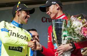Froome (d) conserv&oacute; su liderato de solo dos segundos de ventaja sobre el madrile&ntilde;o Juan Jos&eacute; Lobato. Foto: Agencia AFP
