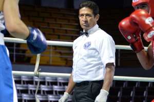 El juez-&aacute;rbitro   Clemente Carrillo estuvo  atento  durante el  desarrollo de la final de la categor&iacute;a de los  69 kg en el  Continental de Boxeo. Foto: &Aacute;lvaro P&eacute;rez |  El Tel&eacute;grafo