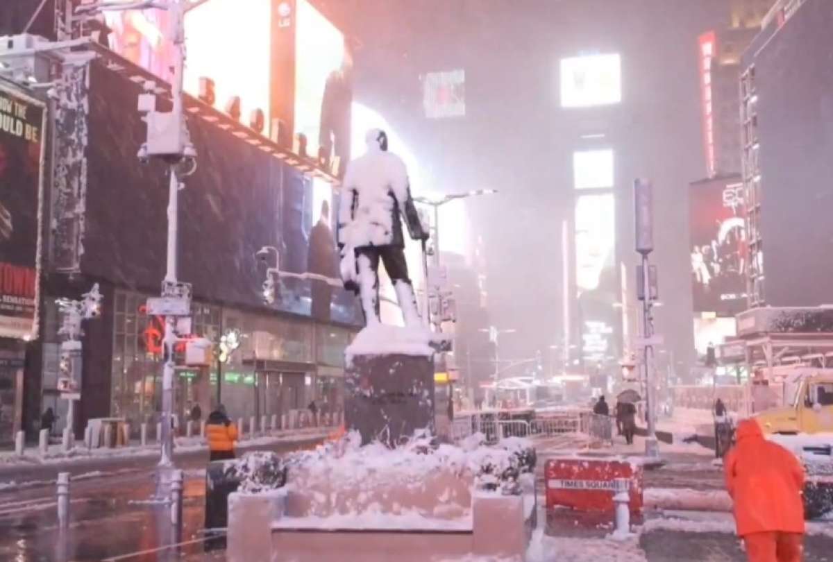 Nuev York est&aacute; bajo nieve