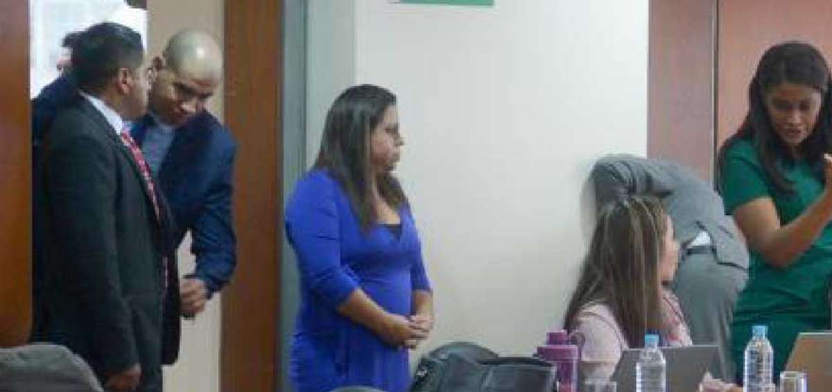 En la audiencia de juicio la fiscal general del Estado, Diana Salazar, est&aacute; respaldada por su equipo de trabajo y del voluminoso expediente del caso.