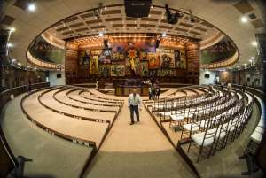 En el sal&oacute;n Nela Mart&iacute;nez, de la Asamblea Nacional, se realizaban ayer varios preparativos. Foto: Andr&eacute;s Darquea.