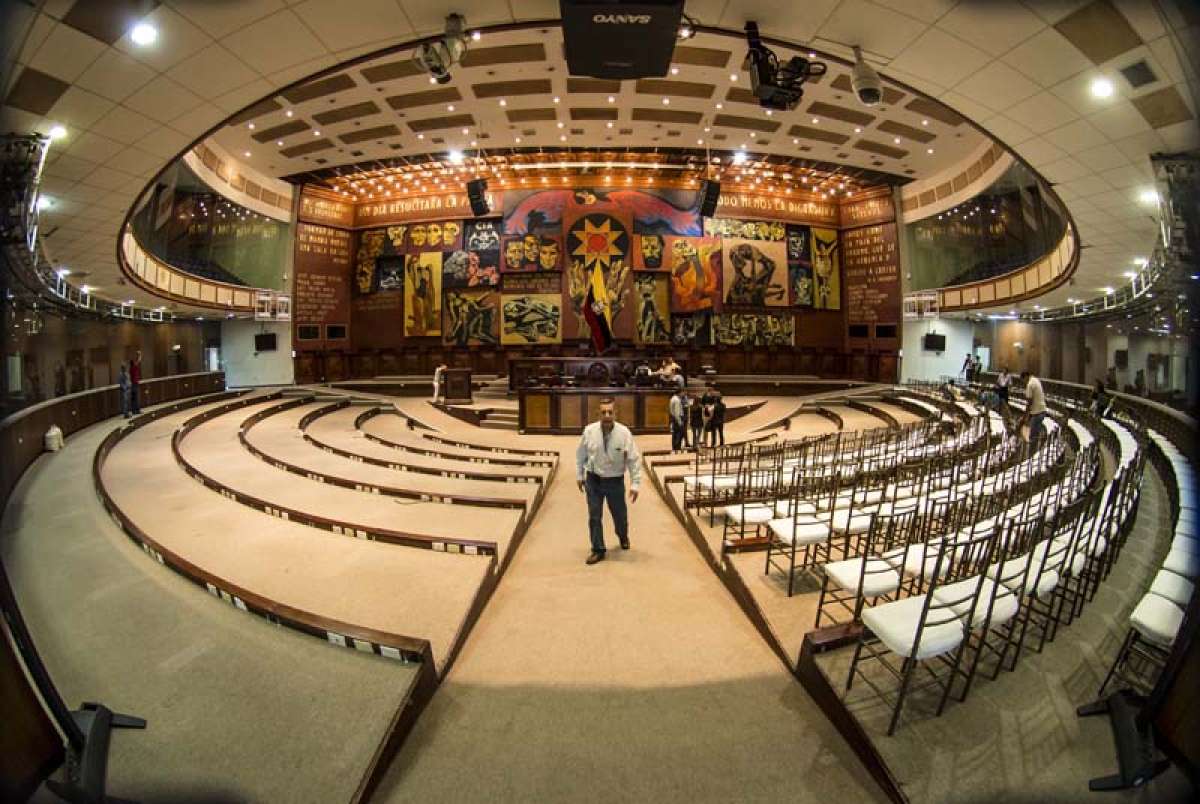 En el sal&oacute;n Nela Mart&iacute;nez, de la Asamblea Nacional, se realizaban ayer varios preparativos. Foto: Andr&eacute;s Darquea.