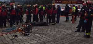 Bomberos rescataron el cuerpo del obrero fallecido.