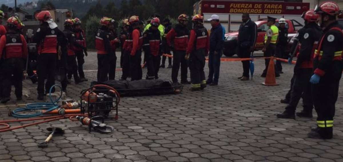 Bomberos rescataron el cuerpo del obrero fallecido.