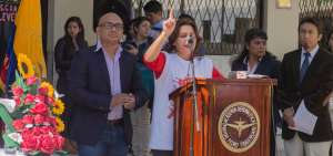 Padres de las v&iacute;ctimas durante el acto previo a la develaci&oacute;n de la placa.