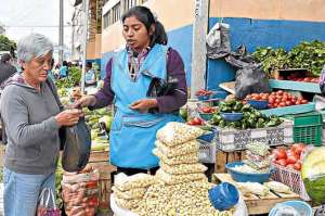 A la poblaci&oacute;n le preocupa el ambiente insalubre en el que se expenden carne, pollo, pescado, leche, yogur, queso, cuajada y platos preparados como encebollados y almuerzos. Fotos: Roberto Ch&aacute;vez/ El Tel&eacute;grafo