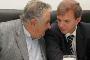 El presidente de Uruguay, Jos&eacute; Mujica (izq.) junto a Sebasti&aacute;n Bauz&aacute;, extitular de la AUF.