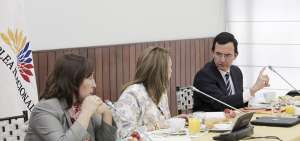 Doris Soliz, Soledad Buend&iacute;a y Luis Fernando Torres, junto a 3 asamble&iacute;stas m&aacute;s, coincidieron en que el informe sobre la corrupci&oacute;n en Odebrecht ser&aacute; sin juicios de valor.
