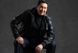Su carrera despeg&oacute; como vocalista de Don Medardo y sus Players.