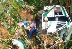 Seis personas heridas tras ca&iacute;da de una buseta en la v&iacute;a Cuenca&ndash;Molleturo&ndash;El Empalme