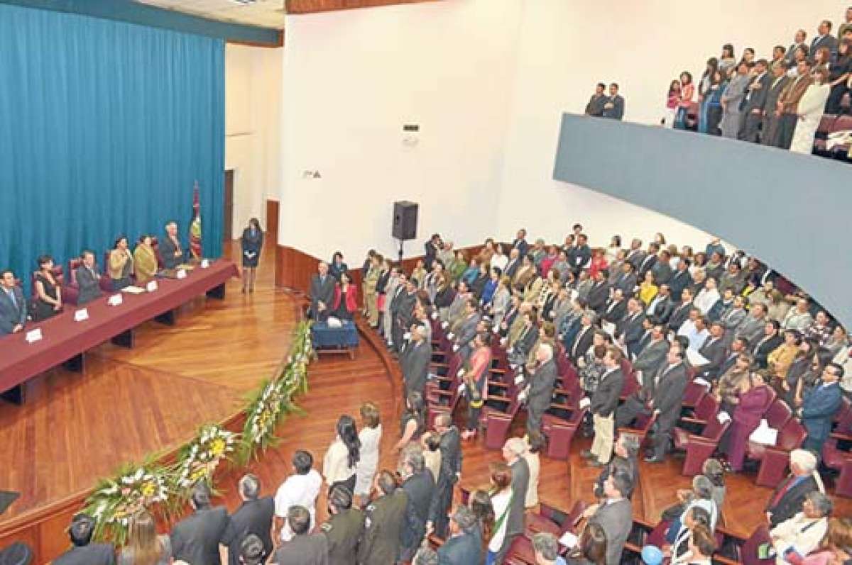 Los 9 alcaldes, representantes de los 3 Parlamentos y varios actores sociales, asistieron a la sesi&oacute;n solemne. Foto: Roberto Ch&aacute;vez.