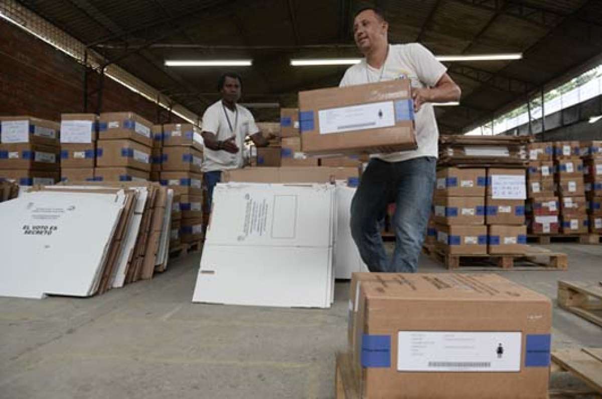 En la Delegaci&oacute;n Electoral del Guayas se recibi&oacute; el material electoral proveniente de Quito. Hoy ser&aacute; distribuido en los tres cantones. Foto: Miguel Castro |  El Tel&eacute;grafo