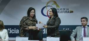 En Quito, Mar&iacute;a del Carmen Maldonado, presidenta de la Judicatura (izq.), entreg&oacute; a la fiscal (e) Ruth Palacios (der.) competencias para nombrar fiscales.