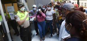 Familiares de los detenidos acuden a las unidades de flagrancia para conocer la situaci&oacute;n legal de sus parientes y gestionar la liberaci&oacute;n.