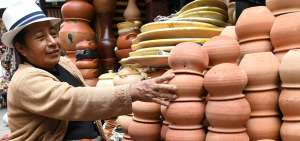 Carmen Tenempaguay comercializa actualmente cerca de 3.000 ollas de barro en el mercado Rotary. 