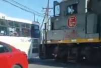 El tren no alcanzó a frenar y se fue encima de un bus que se quedó en la mitad de la vía.