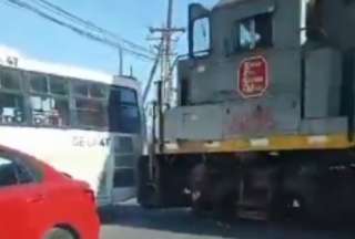 El tren no alcanzó a frenar y se fue encima de un bus que se quedó en la mitad de la vía.