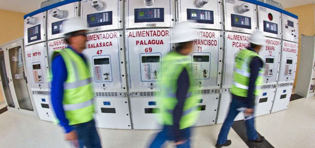 La unidad posee 6 alimentadores. La energ&iacute;a que se distribuye a sectores de Ambato, Pelileo y Quero llega de las hidroel&eacute;ctricas de Paute y Agoy&aacute;n.