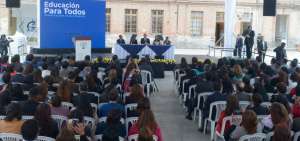 El Mandatario particip&oacute; en un homenaje a maestros en Quito.