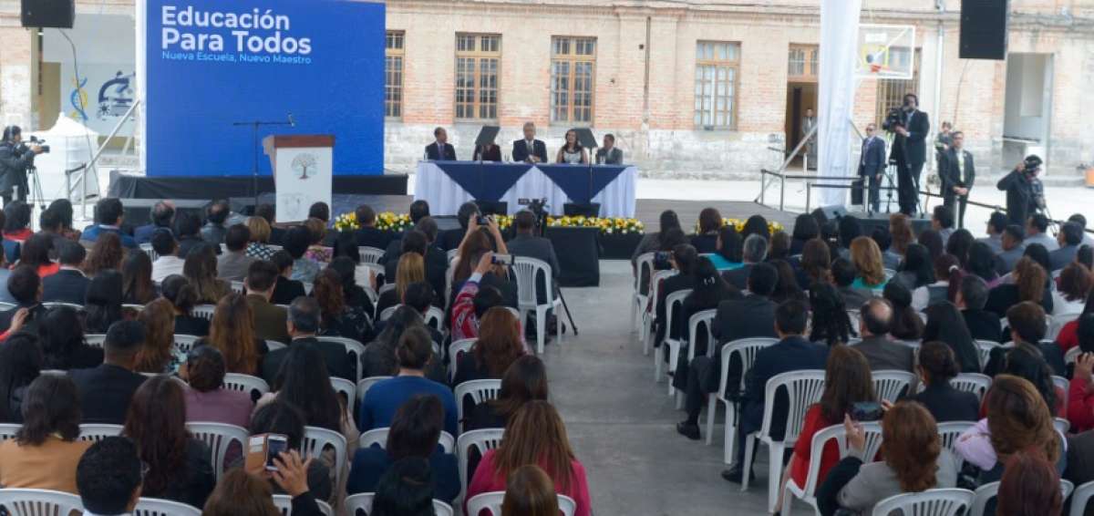 El Mandatario particip&oacute; en un homenaje a maestros en Quito.