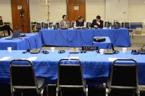 En un sal&oacute;n casi vac&iacute;o se realiz&oacute; la audiencia de la CIDH, en que participaron (de izq. a der.) Christian Oquendo, como jurisconsulto,  y   por  Fundamedios, y Mauricio Alarc&oacute;n y C&eacute;sar Ricaurte. FOTO: CIDH