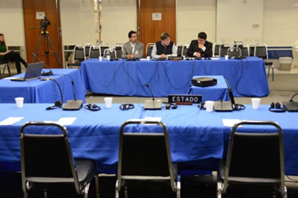En un sal&oacute;n casi vac&iacute;o se realiz&oacute; la audiencia de la CIDH, en que participaron (de izq. a der.) Christian Oquendo, como jurisconsulto,  y   por  Fundamedios, y Mauricio Alarc&oacute;n y C&eacute;sar Ricaurte. FOTO: CIDH