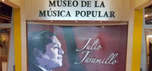La exposici&oacute;n se inicia con una imagen de grandes dimensiones de Julio Jaramillo Laurido, m&aacute;ximo exponente del pasillo y de la m&uacute;sica ecuatoriana. 