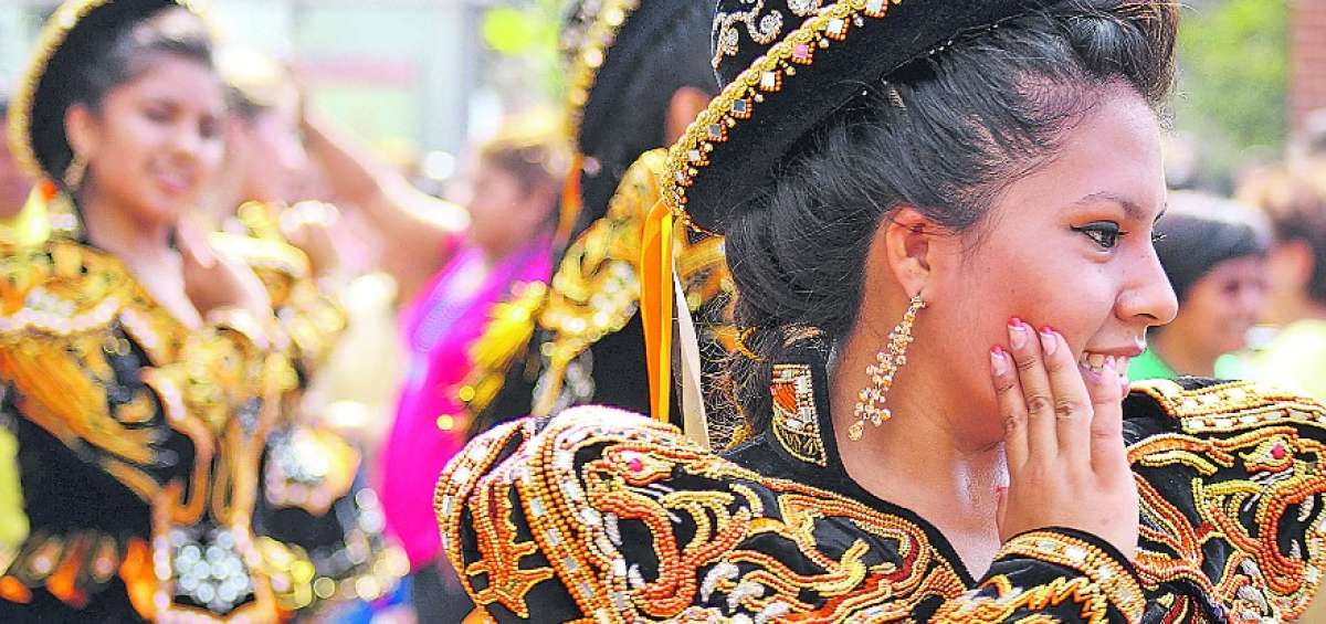 El baile de la saya boliviana requiere la utilizaci&oacute;n de una vestimenta particular por parte de los ejecutantes.