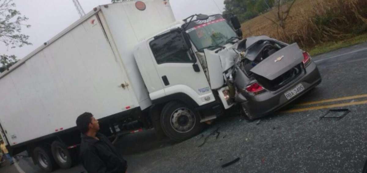El peque&ntilde;o autom&oacute;vil qued&oacute; pr&aacute;cticamente destruido tras el impacto del pesado cami&oacute;n. Los 5 ocupantes fallecieron.