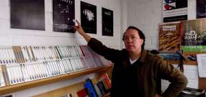 Alfredo Mora, director de Encuentros del Otro Cine (EDOC), muestra parte del material audiovisual generado por productores independientes, que ahora son parte del archivo del festival, que se halla en las oficinas ubicadas al norte de Quito.