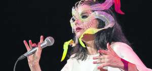 La cantautora, multinstrumentista, compositora y productora islandesa interpret&oacute; los &eacute;xitos de su carrera como solista y de su &aacute;lbum Vulnicura.