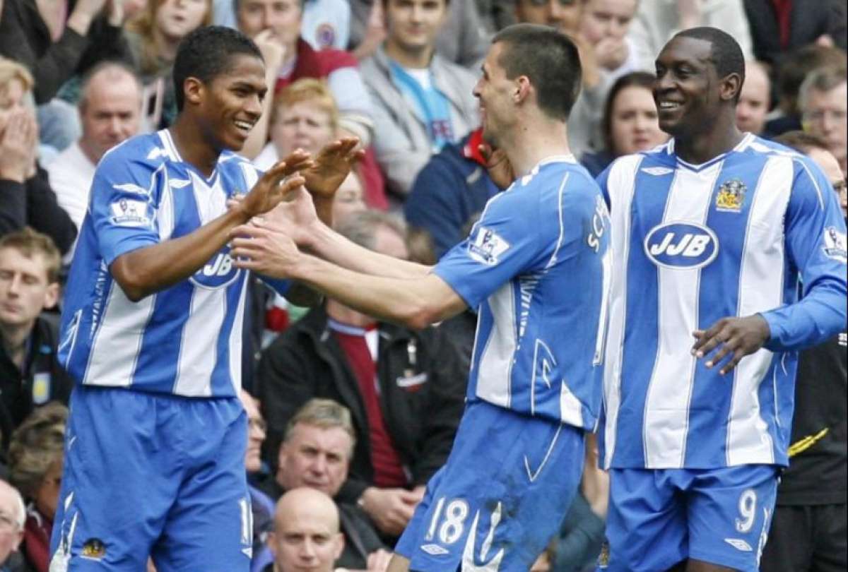Antonio Valencia (izq.) celebra un gol con el Wigan