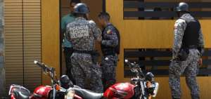 Miembros de la Polic&iacute;a Nacional Bolivariana (PNB) permanecen en la entrada de la residencia del jugador de los Piratas de Pittsburgh, El&iacute;as D&iacute;az, y su madre, Ana Soto.