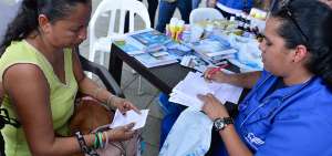 Los vecinos del parque lineal de Kennedy Norte aprovecharon la jornada impulsada por la Alcald&iacute;a para desparasitar y vacunar a sus mascotas.