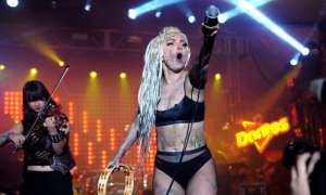 V&oacute;mito programado ba&ntilde;&oacute; a Lady Gaga durante un show