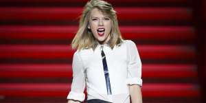 Apple pagar&aacute; las  regal&iacute;as tras la queja de Taylor Swift en la web