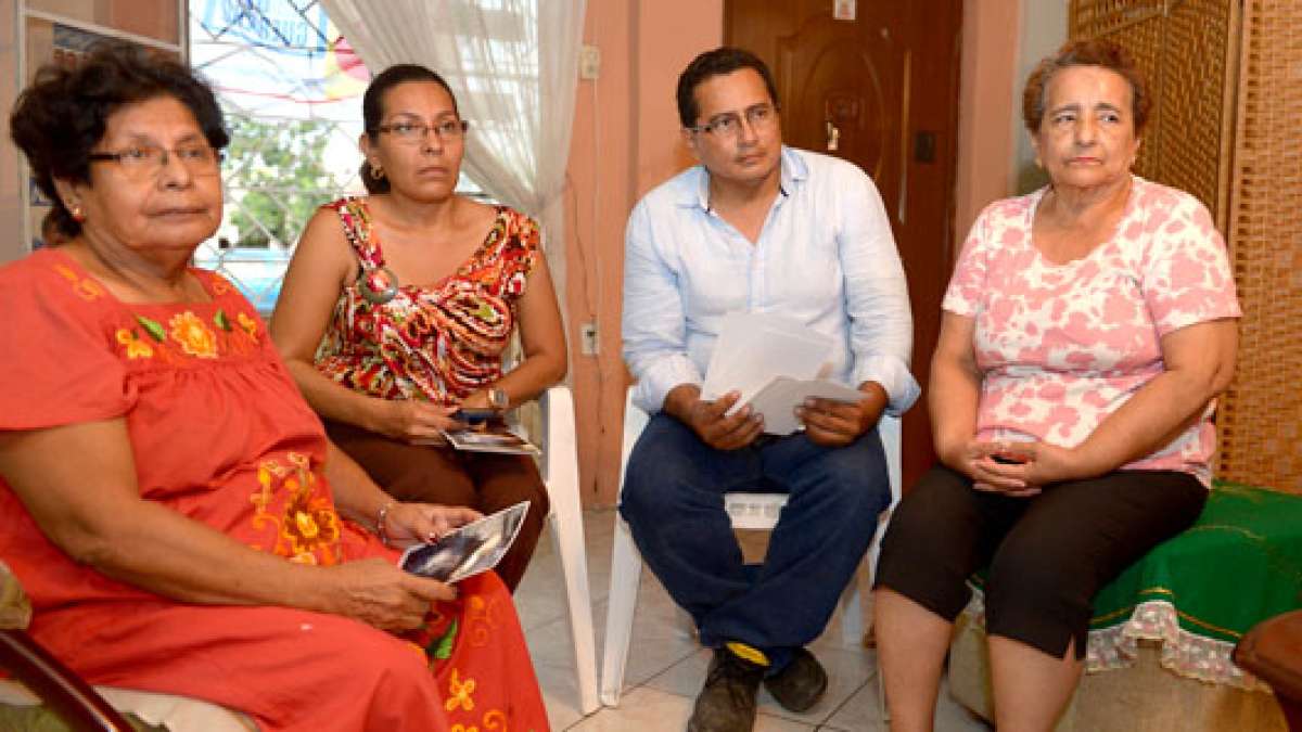 Las afectadas Fanny Pezo (izq.) y Mar&iacute;a Antonieta Arteaga (der.) son  personas de la tercera edad y  ya no desempe&ntilde;an ning&uacute;n trabajo. Foto: Jos&eacute; Mor&aacute;n 