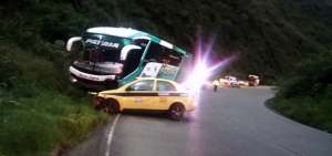 Dos personas heridas y un menor muerto dej&oacute; la colisi&oacute;n entre un bus interprovincial y un taxi, en la v&iacute;a a Riobamba-Pallatanga.