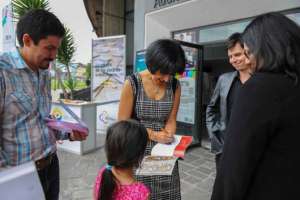 La autora del libro infantil &lsquo;Los d&iacute;as raros&rsquo;, Mar&iacute;a Fernanda Heredia, firm&oacute; aut&oacute;grafos antes de la premiaci&oacute;n.Foto:  Miguel Jim&eacute;nez / El Tel&eacute;grafo